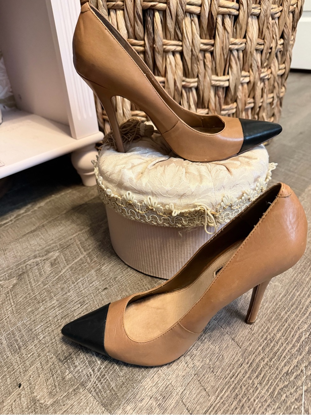 H by Halston Charlotte Two-Tone Cap Toe Pumps Tan/Black Size 8.5